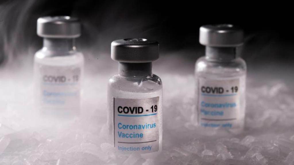 Frascos rotulados como de vacina contra covid-19