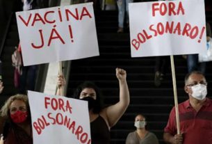 Manifestantes protestam, em terminal rodoviário de Brasília, contra demora para início da vacinação contra a covid-19 no Brasil, em 23 de dezembro de 2020