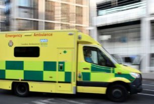 Ambulância atende emergência em Londres em meio a avanço da covid-19