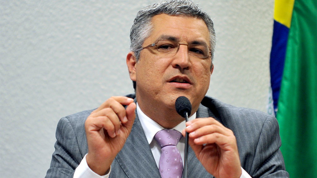 O ex-ministro da Saúde, Alexandre Padilha, ressalta os riscos de o país não iniciar, de imediato, o processo de vacinação