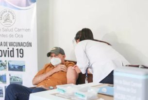 Paciente recebe dose da vacina Pfizer/BioNtech contra a covid-19 em San José, Costa Rica, 24 de dezembro de 2020