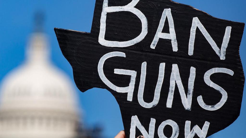 Senado dos EUA aprova lei que restringe acesso a armas
